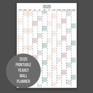 Op de afbeelding: Een printbare 2025 jaarlijkse wandplanner met een eenvoudig ontwerp. De kalender heeft een rasterindeling met elke maand gelabeld en kleurgecodeerd. De maanden zijn gemarkeerd in tinten roze, beige en blauw.
