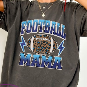 Football Mama png, retro Football Mama lichtblauw sublimatieontwerp, voetbalmoeder png, voetballuipaard png, voetbalmoeder lichtblauw png