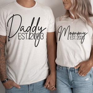 Mamá y papá 2023 SVG PNG, papá y mamá SVG 2023 svg, mamá padre 2023 Svg, anuncio de embarazo svg