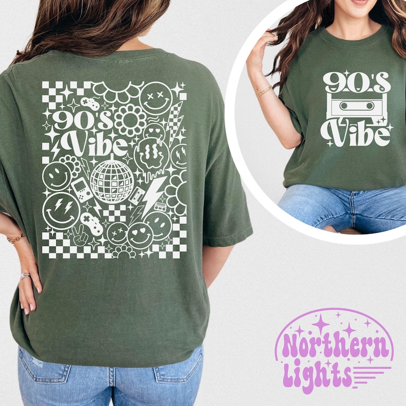 Op de afbeelding: Een groen T-shirt met een witte afbeelding op de achterkant die "90's Vibe" zegt en een cassettebandje, smiley-gezichten en andere 90's-themaontwerpen bevat. De voorkant van het T-shirt heeft een witte afbeelding die "90's Vibe" zegt met een cassettebandje-ontwerp. Het T-shirt is van Northern Lights.