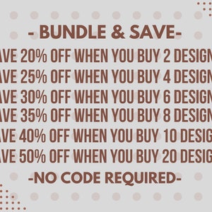 Op de afbeelding: Een afbeelding met bruine tekst op een lichtgrijze achtergrond. De tekst luidt: "Bundle & Save" en geeft kortingen voor het kopen van meerdere ontwerpen. De kortingen zijn: 20% korting voor 2 ontwerpen, 25% korting voor 4 ontwerpen, 30% korting voor 6 ontwerpen, 35% korting voor 8 ontwerpen, 40% korting voor 10 ontwerpen en 50% korting voor 20 ontwerpen. De tekst luidt ook: "Geen code vereist."