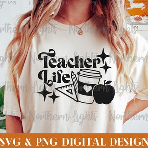 Peut inclure: Un t-shirt blanc avec le texte "Teacher Life" en noir avec une tasse de caf&eacute;, une pomme, un crayon et une r&egrave;gle. Le texte est dans un style de police r&eacute;tro.