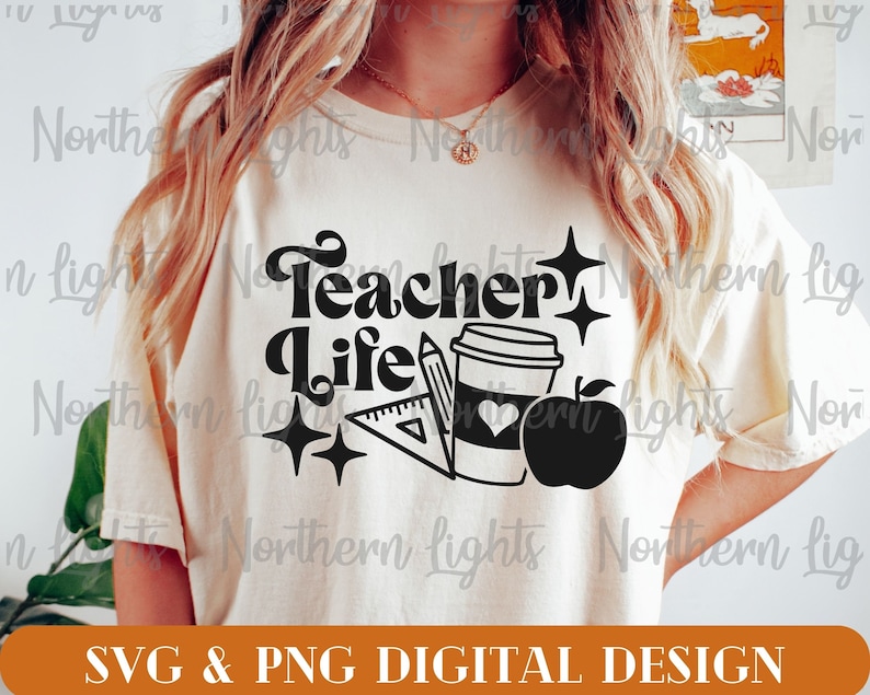 Peut inclure: Un t-shirt blanc avec le texte "Teacher Life" en noir avec une tasse de caf&eacute;, une pomme, un crayon et une r&egrave;gle. Le texte est dans un style de police r&eacute;tro.