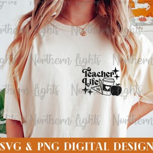 Peut inclure: Un t-shirt blanc avec un motif graphique noir qui dit "Teacher Life" avec une tasse de caf&eacute;, un crayon, une r&egrave;gle, un rapporteur et une pomme.