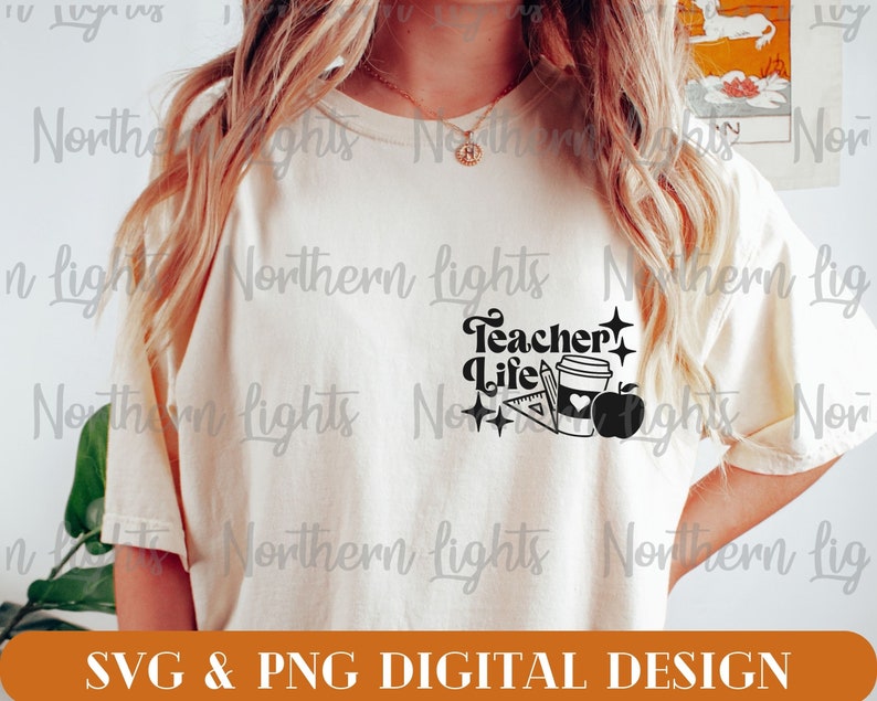 Peut inclure: Un t-shirt blanc avec un motif graphique noir qui dit "Teacher Life" avec une tasse de caf&eacute;, un crayon, une r&egrave;gle, un rapporteur et une pomme.