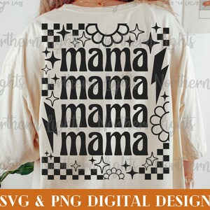 Op de afbeelding: Een wit T-shirt met een zwart grafisch ontwerp waarop in een retro-lettertype "mama mama mama mama" staat. Het ontwerp is omgeven door zwart-witte ruitjes, sterren en bloemen.