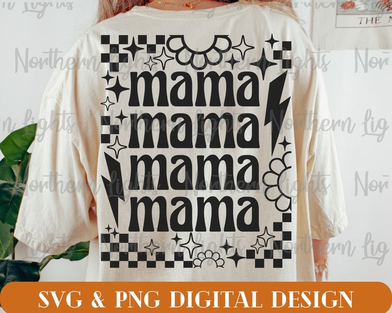 Op de afbeelding: Een wit T-shirt met een zwart grafisch ontwerp waarop in een retro-lettertype "mama mama mama mama" staat. Het ontwerp is omgeven door zwart-witte ruitjes, sterren en bloemen.