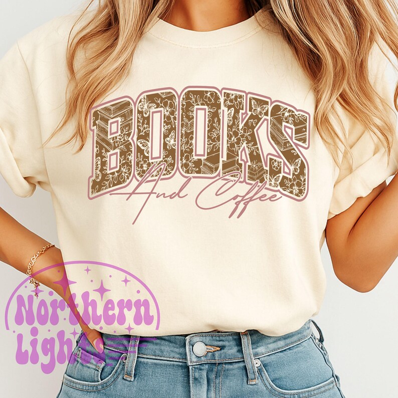 K&ouml;nnte beinhalten: Cremefarbenes Sweatshirt mit dem Schriftzug "BOOKS And Coffee" in brauner, floral gef&uuml;llter Schrift. Der Text ist dunkelbraun umrandet. Das Sweatshirt wird mit einer blauen Jeans kombiniert.