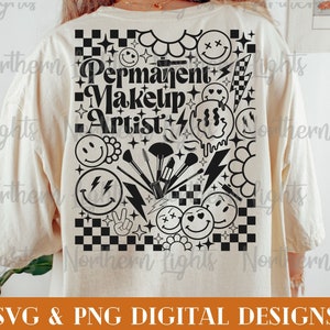 Könnte beinhalten: Ein weißes T-Shirt mit einem schwarzen Design auf der Rückseite. Das Design zeigt den Text "Permanent Makeup Artist" umgeben von verschiedenen grafischen Elementen, darunter Smiley-Gesichter, Blumen, Blitze und Make-up-Pinsel.