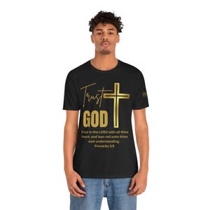 Vertraue Gott | Sprüche 3:5 Christliches T-Shirt | Glaubensbasiertes inspirierendes T-Shirt | Schrift-Shirt | Religiöses Geschenk | Unisex christliche Kleidung