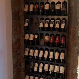 Portabottiglie da parete e da muro per la cantinetta di vini e spumanti