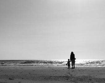 Wydruk artystyczny Devon Beach: Dorosły i dziecko trzymający się za ręce