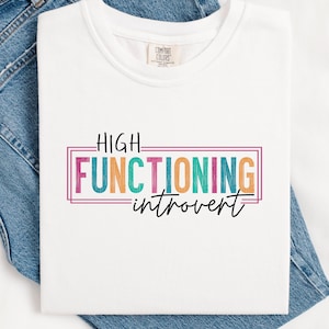 Hoch funktionierendes introvertiertes Shirt, Komfortfarben introvertiertes T-Shirt, introvertiertes Leben Shirt, antisoziales Schmetterling Homebody Geschenk