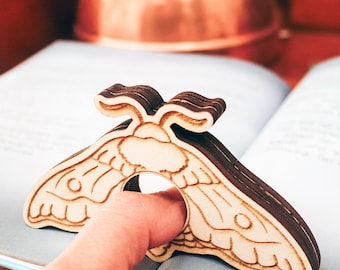 Book Page Holder Moth Reading Aid Wooden Reading Accessory Gift for Bookworm Romantasy Literary Girl Booklover Thumb Ring Book Dark Academia