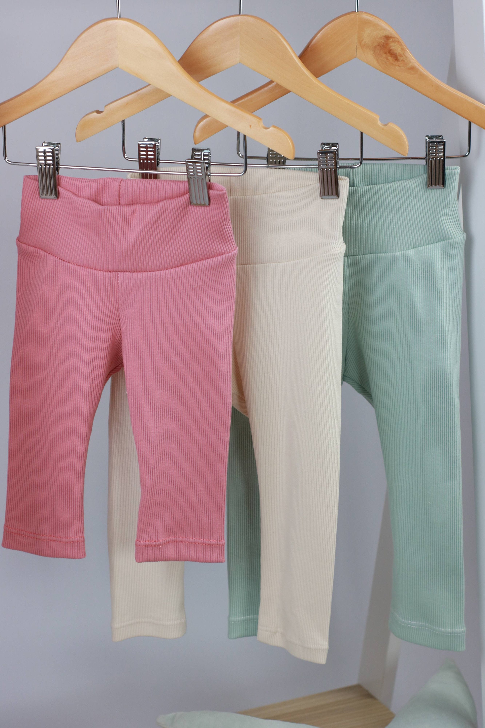 Leggings a costine tonalità pastello rosato, vaniglia, menta