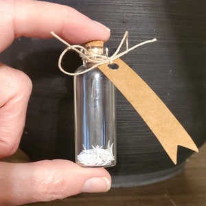 Regalo bavaglio lordo Ritagli di unghia in una piccola bottiglia con calza di sughero Stuffer Divertente Natale Elefante bianco Compleanno per Lei Lui Scherzo divertente