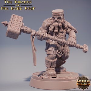 Peut inclure: Une figurine miniature d'un guerrier nain tenant un grand marteau. Le nain porte un casque, une armure et une longue barbe. Le marteau a un design détaillé et est fait de métal. La figurine est peinte dans une couleur brun clair. Le texte "THE DWARFS OF THE DARK DEEP" est visible en haut de l'image.