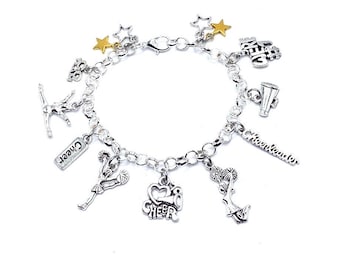 Könnte beinhalten: Ein silbernes Armband mit mehreren Charms, darunter eine Cheerleaderin, ein Megaphon, ein Stern und die Worte "Cheer" und "Cheerleader".