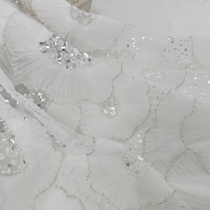 Tela de flores de encaje blanco, tela de encaje floral con lentejuelas, tela de tul perlado, diseño de ropa de vestido de noche de novia de boda DIY, encaje de malla