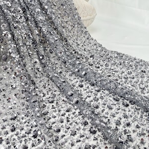 Grauer 3D-Blumen-Pailletten-Spitzenstoff, Perlen-Tüllstoff für DIY-Kleid, Abschlussballkleid, Blumenmädchenkleid oder Hochzeitsdekoration, Spitzen-Mesh-Gewebe