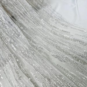 Tessuto in tulle con perline e paillettes bianche, tessuto per abiti da sposa, tessuto in pizzo, tessuto con applicazioni di fiori in tulle ricamato tagliato su misura