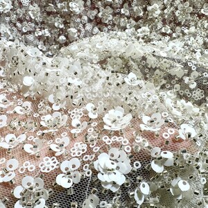 1ヤードのスパンコールの小さな花のレース生地、刺繍のスパンコール生地、春の花のレースドレス、ブライダルウェディングドレスの生地（1ヤードあたり）