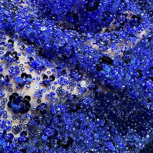 Tessuto floreale con paillettes blu reale, tulle con ricami di perline pesanti, tulle con ricami a rete tagliato su misura