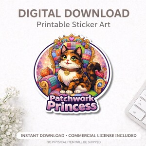 Puede incluir: Una pegatina de descarga digital con un gato de dibujos animados sentado en una silla de patchwork. El gato tiene pelaje naranja, negro y blanco y lleva un collar. La pegatina tiene el texto "Patchwork Princess" y "Digital Download, Printable Sticker Art".