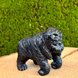 Scultura di gorilla in ossidiana intagliata a mano: statuetta di primate dettagliata
