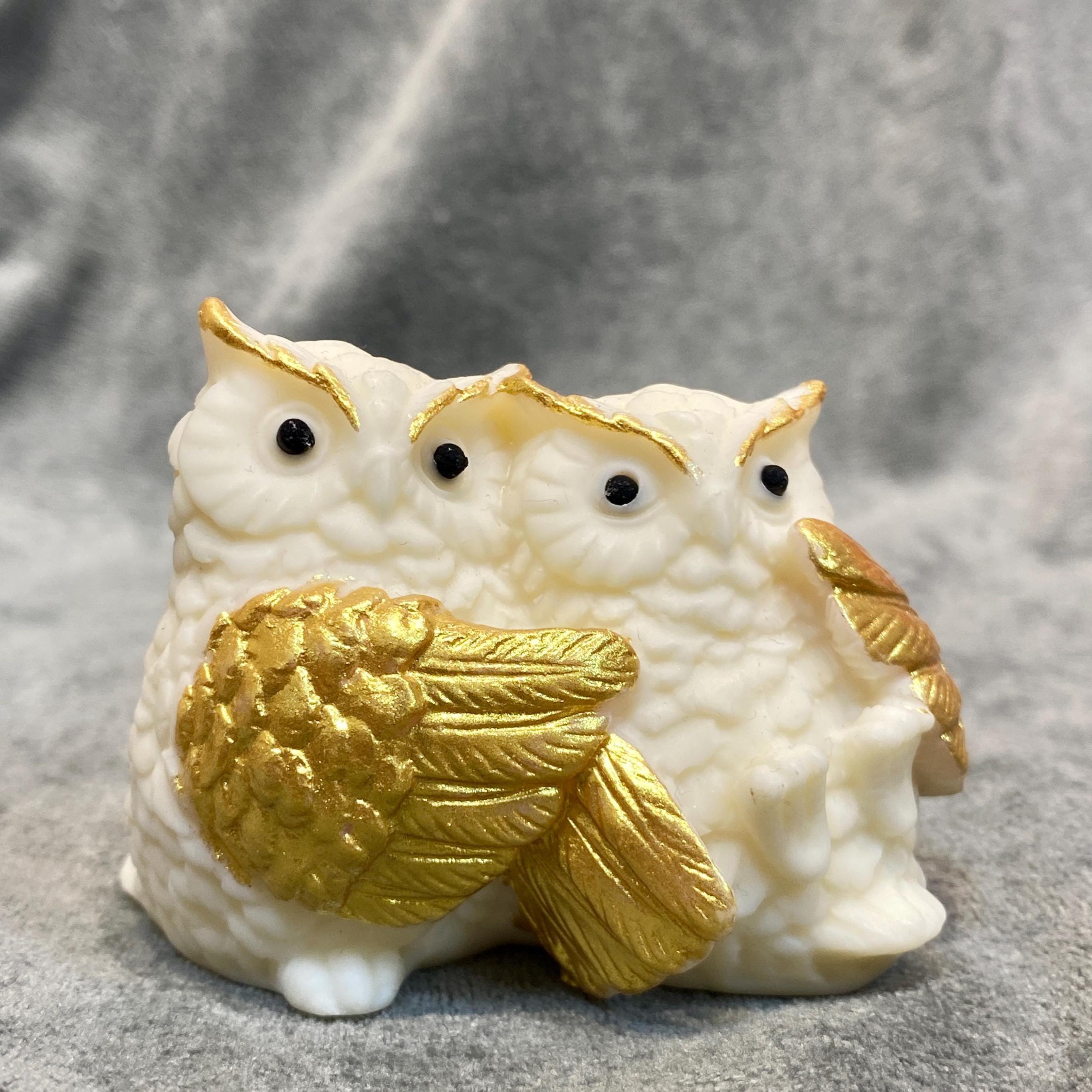 手彫りのタグアナッツの双子のフクロウの置物：金色のアクセントの装飾