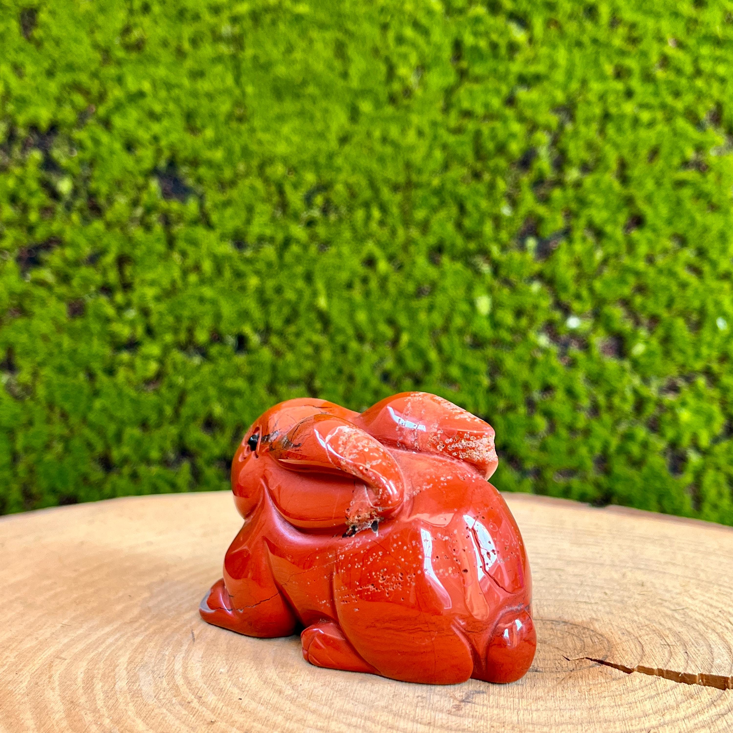 手彫りのレッドジャスパー製ウサギの置物：幸運を呼ぶ室内装飾 - Etsy 日本