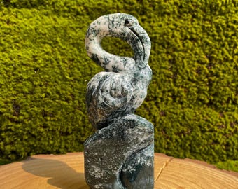 Escultura de tucán de ágata musgosa tallada a mano: figura de pájaro de cristal