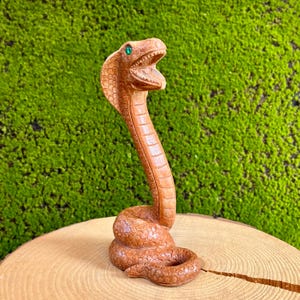 Handgeschnitzte Jade Kobra Skulptur: Schlange Totem Dekor mit grünen Augen