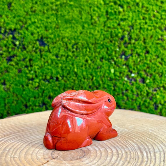 手彫りのレッドジャスパー製ウサギの置物：幸運を呼ぶ室内装飾 - Etsy 日本
