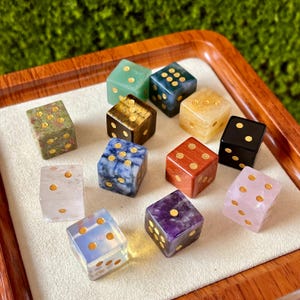 Dados de cristal natural, dados D6 esculpidos à mão, pedra de energia única polida, minicubo espiritual, conjunto de dados com pedras preciosas de cura, presentes de decoração de bolso com cristais