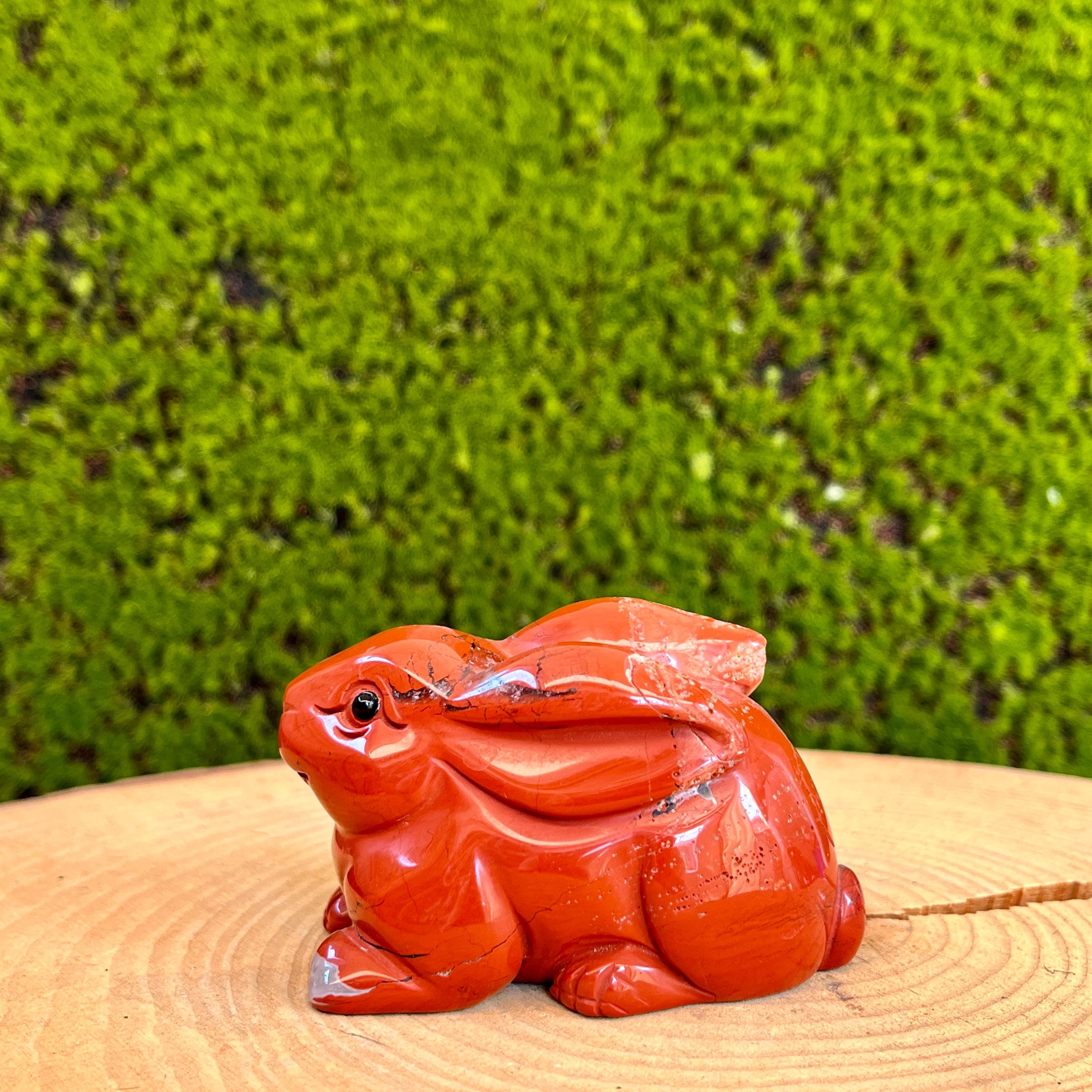 手彫りのレッドジャスパー製ウサギの置物：幸運を呼ぶ室内装飾 - Etsy 日本