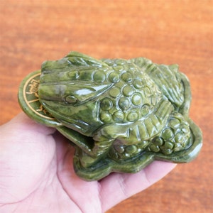 Feng Shui Natürlicher Grüner Jade Geldfrosch (JinChan), Handgeschnitzte Goldene Kröte, Dekoration Housewarming Ornament Geschenke, Kristalltier