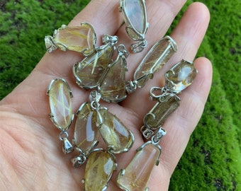 Ciondolo in quarzo rutilato dorato fatto a mano: gioielli con pietre preziose naturali