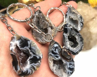 Natural Crystal Mini Geode Delicacy Keyrings, Crystal Stone Quartz Keychain, Gemstone Geode Keychain, Gifts