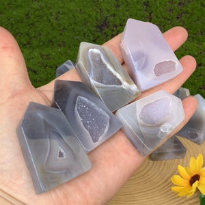Può includere: Sei punte di cristallo di agata grigie e viola con una finitura druzy. Le punte hanno la forma di una casa e hanno un aspetto naturale e grezzo.
