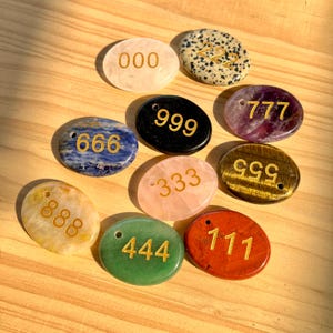 Handgeschnitzter Engelszahlen-Achat-Palmenstein: Kristallintarsien-Sorgenstein