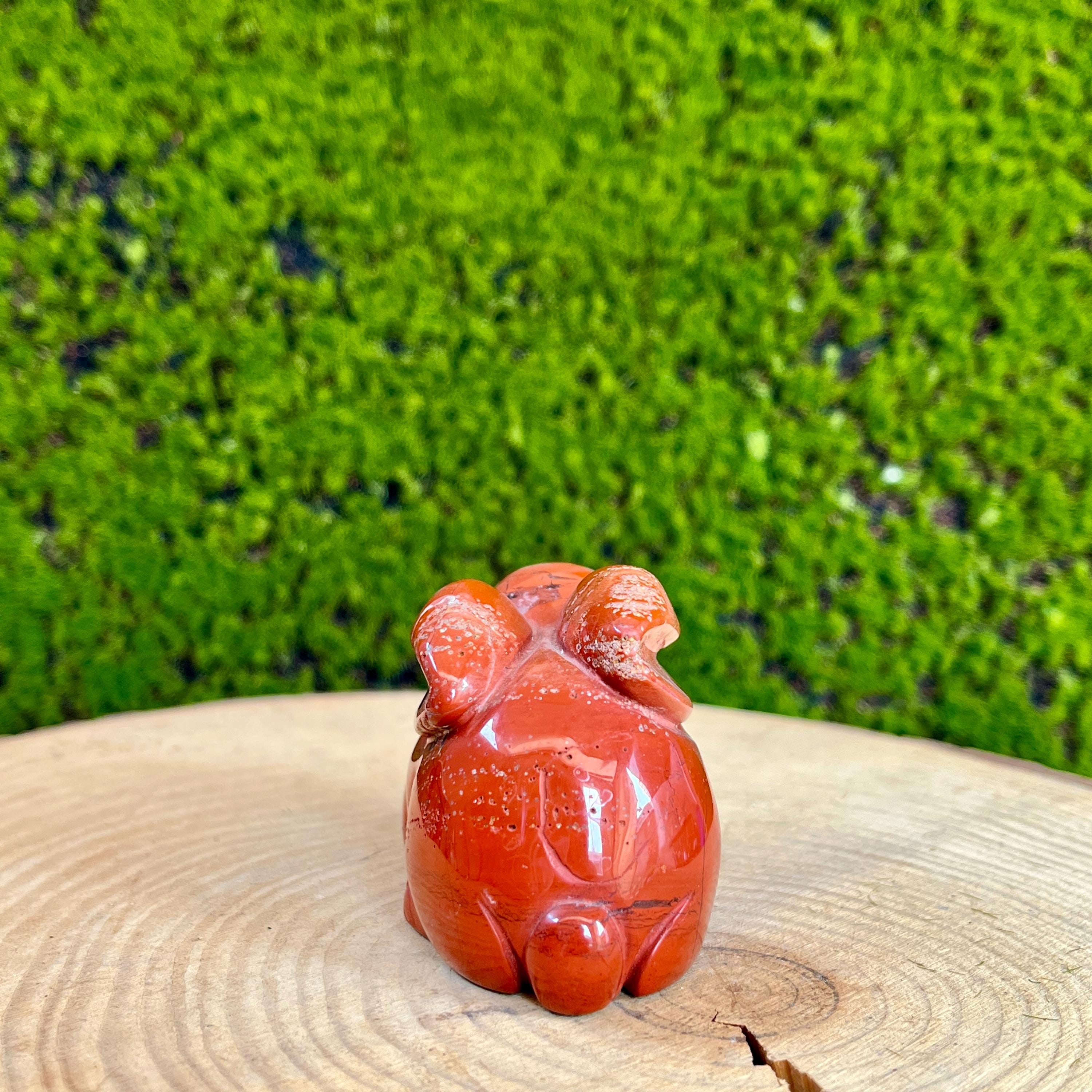 手彫りのレッドジャスパー製ウサギの置物：幸運を呼ぶ室内装飾 - Etsy 日本