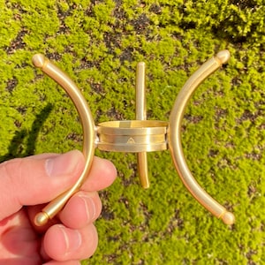 Kristallkulstativ i massiv mässing, handgjort stativ för 7–11 cm klot och heminredning
