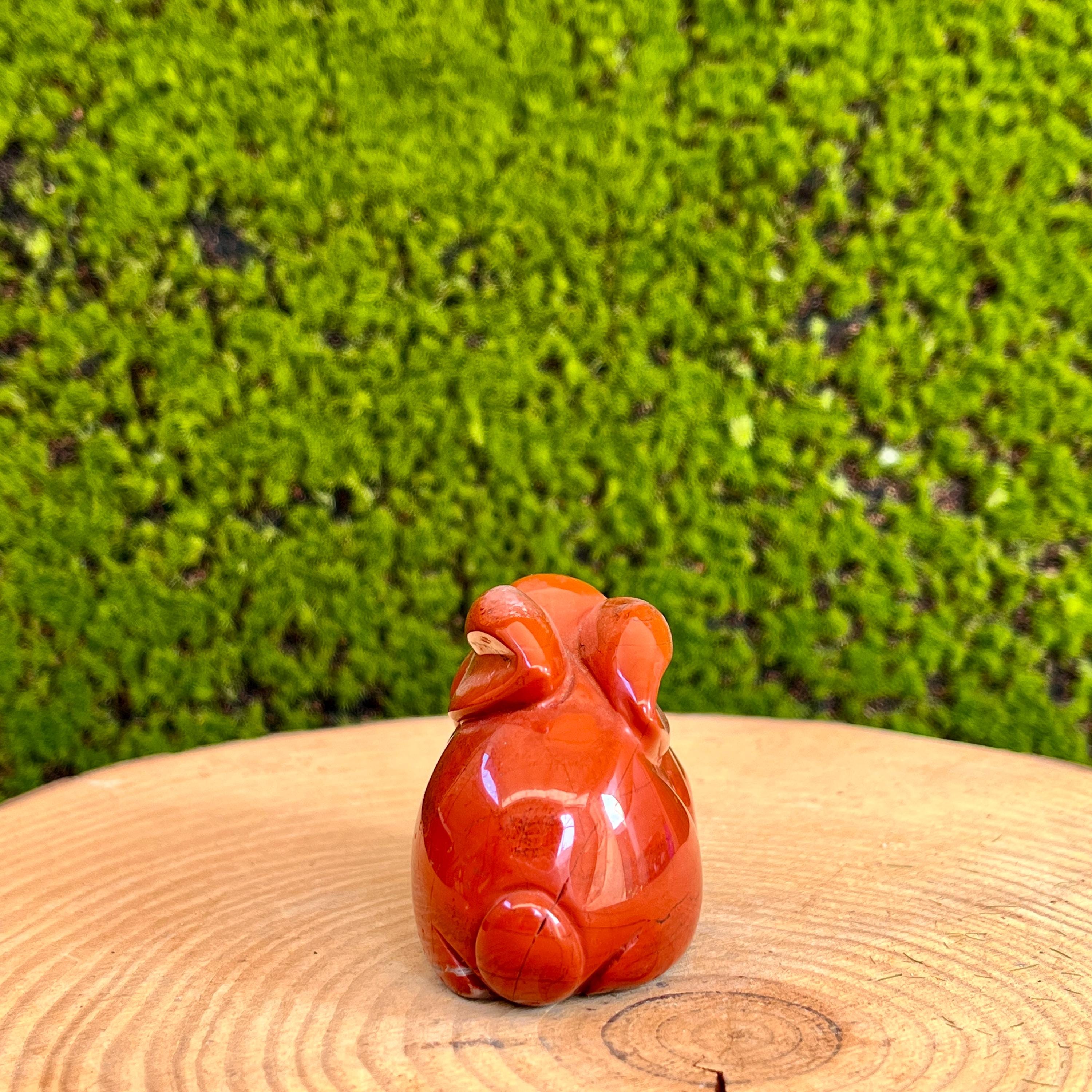 手彫りのレッドジャスパー製ウサギの彫刻：幸運を呼ぶ室内装飾置物