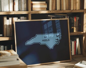 Póster de la UNC / Silueta de la Universidad Estatal de Carolina del Norte / Decoración de pared del Chapel Hill College / Regalo para fans de los Tar Heels / Azul Carolina / Decoración para dormitorios universitarios