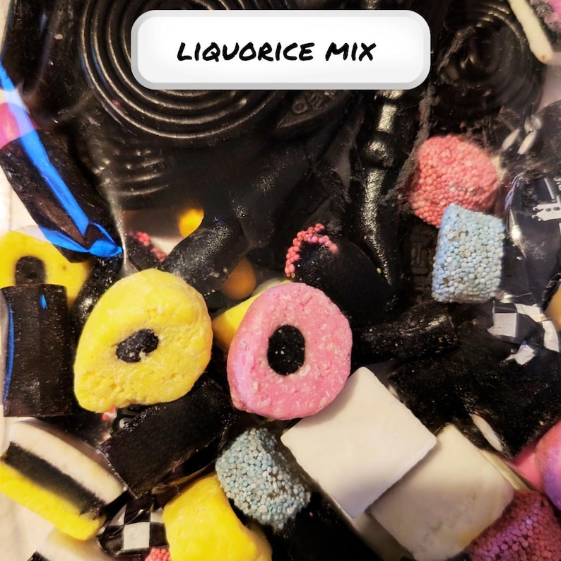 Op de afbeelding: Een close-up van een verscheidenheid aan kleurrijke snoepjes, waaronder zwarte zoethouttwists, gele en roze snoepjes met zwarte centra en snoepjes met blauwe sprinkles. De tekst "LIQUORICE MIX" staat in een wit kader bovenaan.