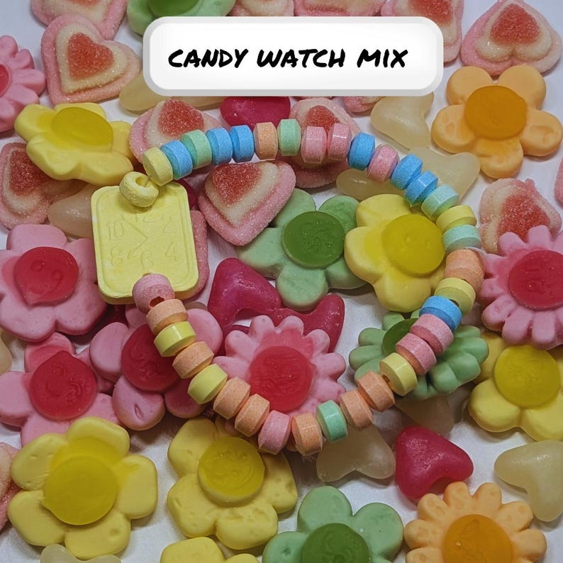 Op de afbeelding: Een kleurrijk assortiment snoepjes, waaronder bloem- en hartvormen, en een snoepuurwerk. Het uurwerk is gemaakt van pastelkleurige, ronde snoepjes die aan elkaar zijn geregen. De tekst "CANDY WATCH MIX" is inbegrepen.