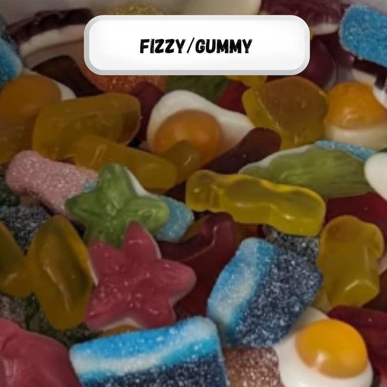 Op de afbeelding: Een kleurrijk assortiment bruisende en gummy snoepjes. De afbeelding toont een verscheidenheid aan vormen en kleuren, waaronder sterren, eieren en rechthoekige vormen. De tekst "FIZZY/GUMMY" wordt weergegeven in een witte doos bovenaan de afbeelding.