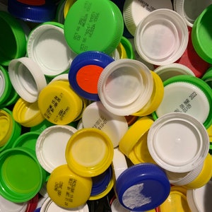 50 verschiedene unvollkommene Plastik-Flaschenverschlüsse