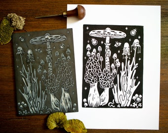 Original 'Life' Linoldruck - handgepresster Blockdruck mit der Darstellung eines Pilzwaldes - Natur, Wald, Pilze, Handarbeit, Sterne